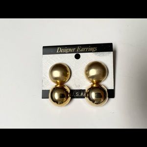Two gold tones vintage earrings